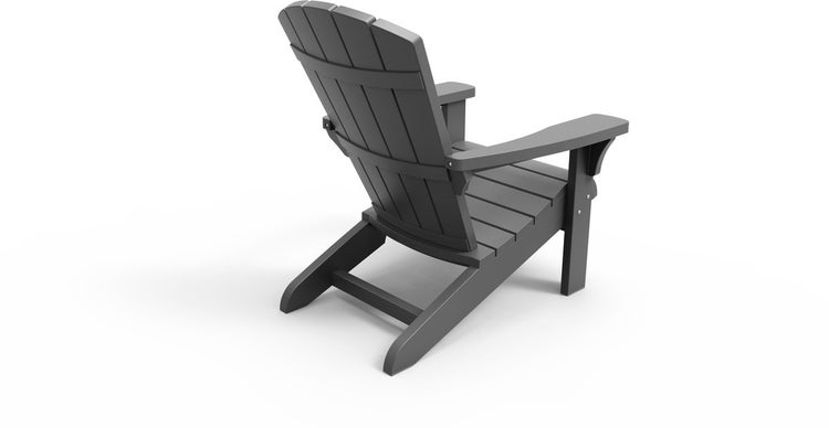 Garten Szene mit einem grauen Adirondack Stuhl auf einer Terrasse