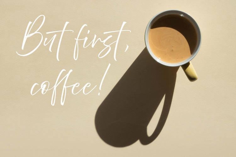 Tasse Kaffee mit dem Schriftzug Zuerst Kaffee