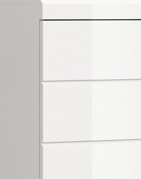 Detailansicht einer weißen Kommode mit drei Schubladen und glänzender Oberfläche.