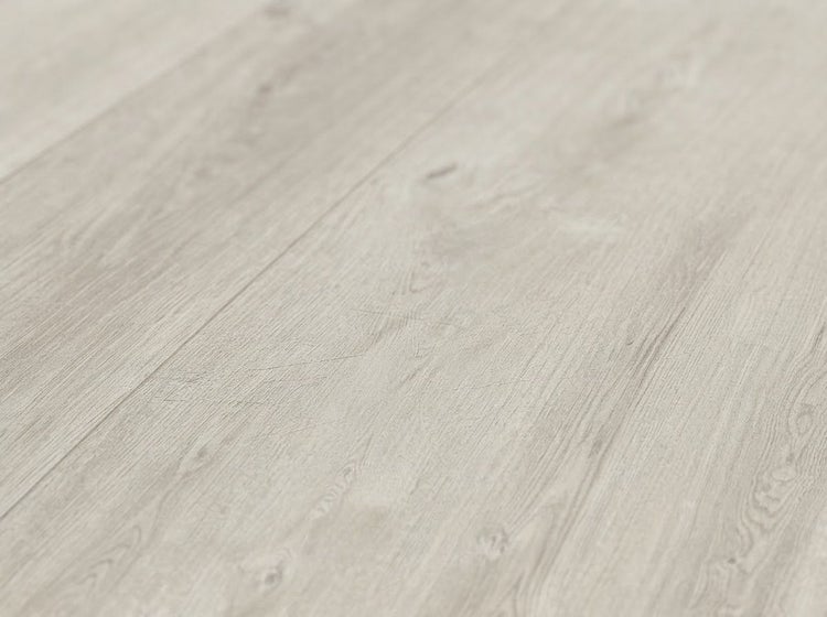 Laminatboden in Holzoptik mit natürlicher Maserung und Struktur für einen modernen Wohnraum.