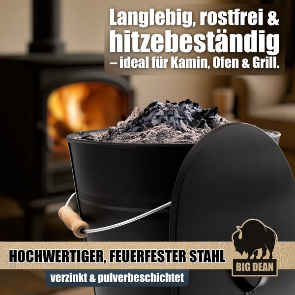 Schwarzer Ascheeimer aus Stahl mit Deckel und Holzgriff gefüllt mit Asche vor Kamin