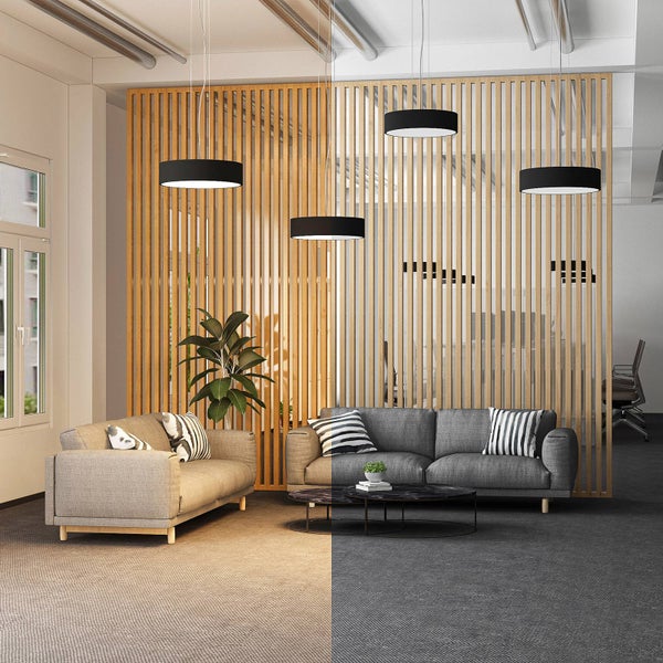Moderner Raum mit vier schwarzen runden Pendelleuchten und hölzerner Lamellenwand. Vergleich von warmweißer und neutralweißer Beleuchtung.