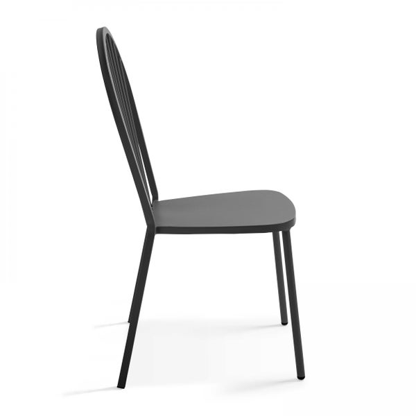 Seitenansicht eines anthrazitfarbenen Metallstuhls mit verstrebter Rückenlehne und schlanken Beinen.