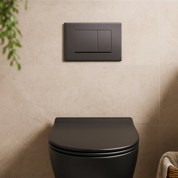 Mattschwarze Toilette mit passender Betätigungsplatte an einer Wand mit beigefarbenen Fliesen in Steinoptik.