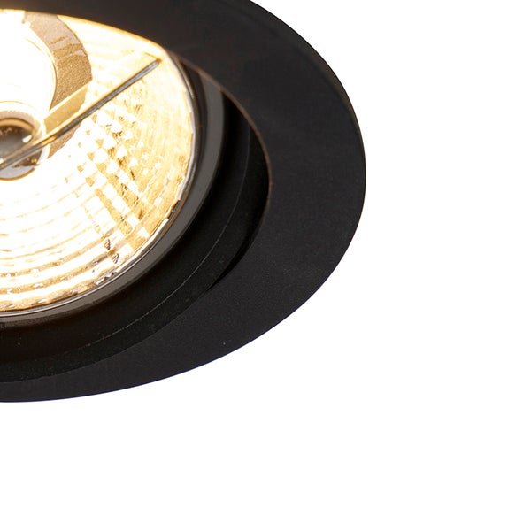 Nahaufnahme eines runden Einbaustrahlers mit schwarzem Rahmen und strukturierter Reflektoroberfläche.