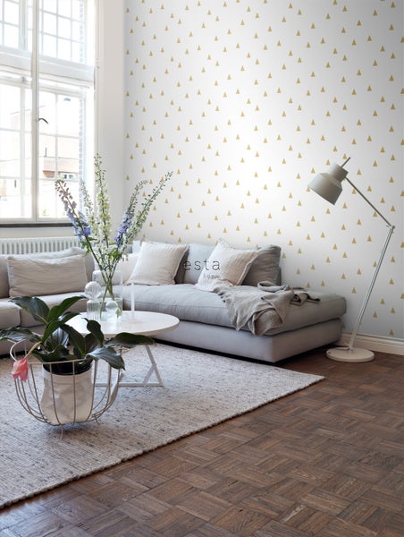 Wohnzimmer mit Sofa, Tisch, Stehlampe und Tapete mit Dreiecksmuster