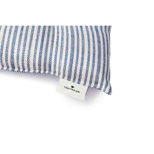 Gestreiftes Zierkissen mit Tom Tailor Logo auf dem Etikett.