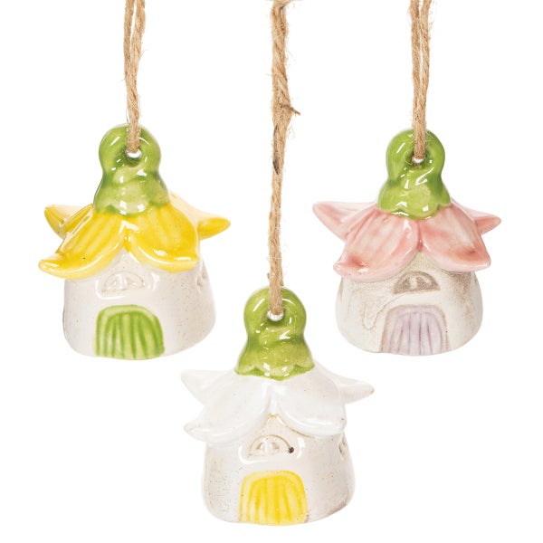 Dekorative Windspiele in Hausform mit Blumenmotiven, aufgehängt an einer Kordel