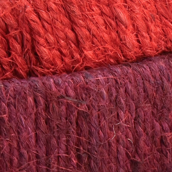 Nahaufnahme von gefärbten Jute-Seilen