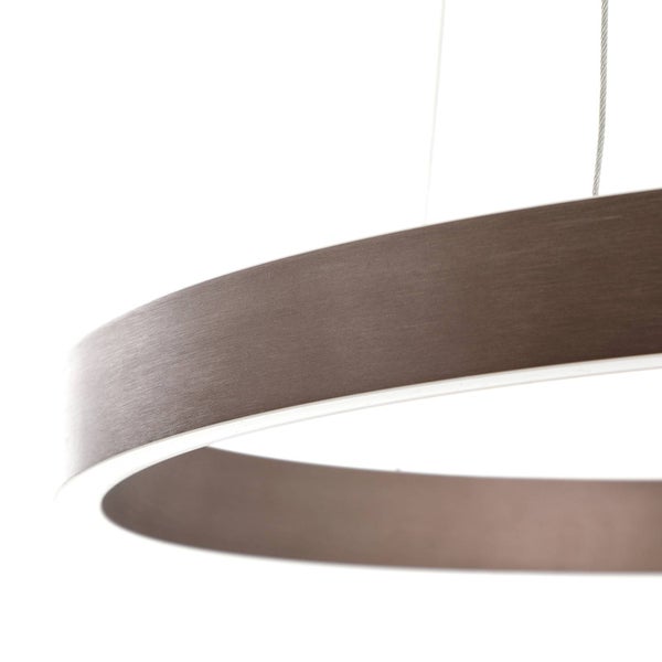 Detailansicht einer ringförmigen LED-Pendelleuchte aus gebürstetem Metall in Kaffeebraun.