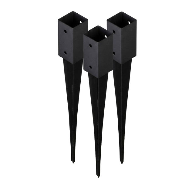 Drei schwarze Einschlagbodenhülsen aus Metall für quadratische Zaunpfosten.