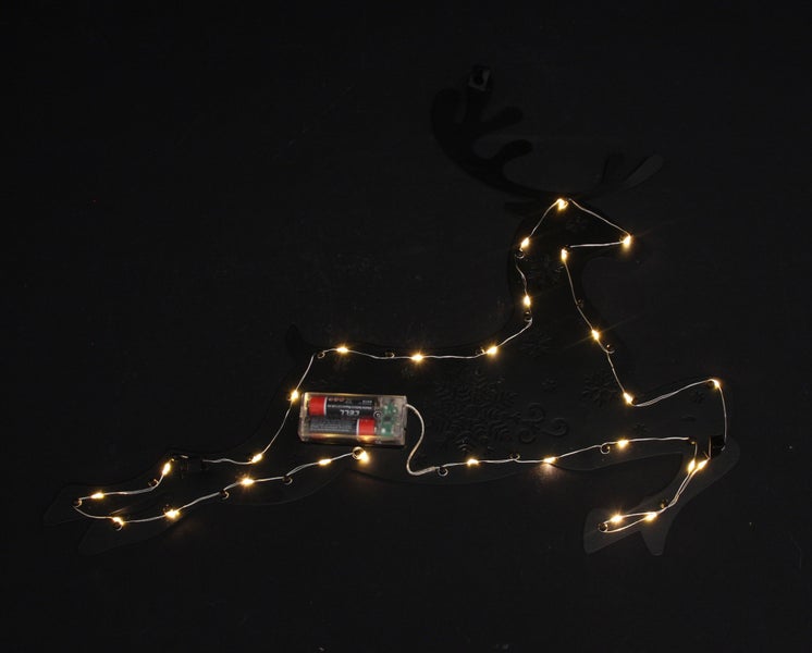 Rentier Silhouette mit LED-Lichterkette und Batteriebox