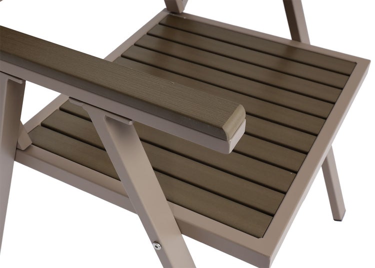 Detailansicht eines Gartenstuhls mit Armlehne und Sitzfläche aus Holzlatten