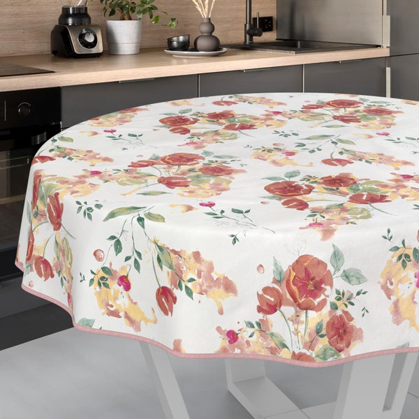 Runde Tischdecke mit floralem Muster auf einem Tisch in einer hellen, modern eingerichteten Küche.