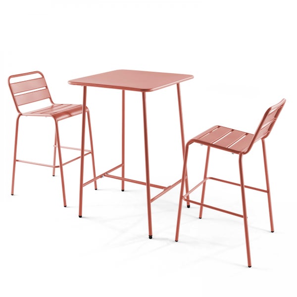 Dreiteiliges Bistrotisch-Set aus Metall bestehend aus einem quadratischen Bartisch und zwei Barstühlen mit Rückenlehne.