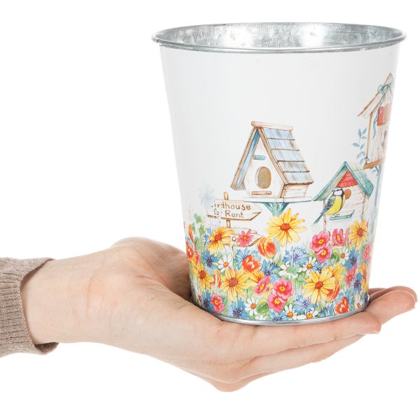 Zinkeimer mit floralem Motiv und Vogelhäusern, zur Größendarstellung in der Hand gehalten.