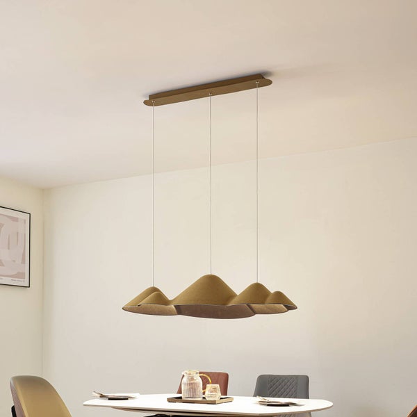 Moderne Pendelleuchte in Wellenform über einem hellen Esstisch, minimalistisches Design mit drei Seilaufhängungen.