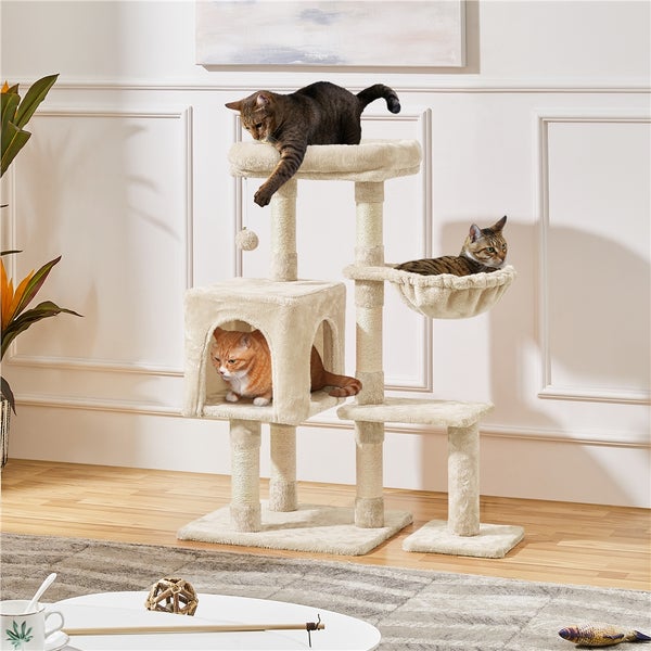 Katzenkratzbaum mit mehreren Ebenen und drei Katzen