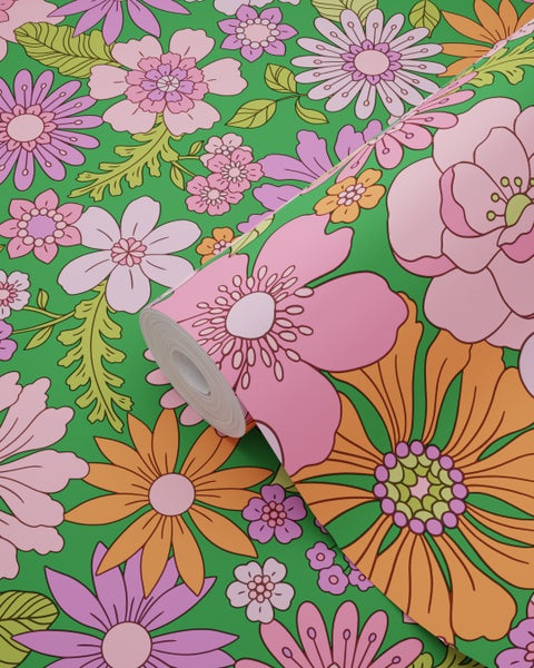 Tapetenrolle mit floralem Muster auf grünem Grund