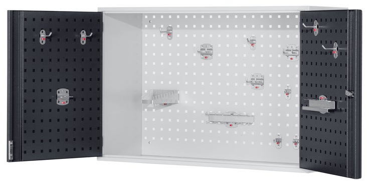 Werkzeugschrank mit Lochwand und zwei Türen, inklusive diverser Haken zur Werkzeugaufbewahrung.