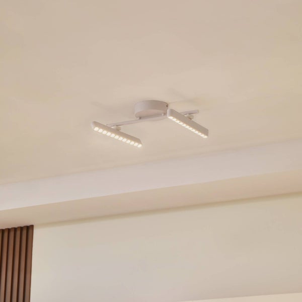 Weiße LED-Deckenleuchte mit zwei schwenkbaren Lichtleisten an einer runden Basis.
