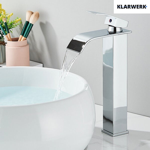Moderne Waschtischarmatur von Klarwerk mit Wasserfallauslauf an einem runden Waschbecken inklusive Klarwerk Logo.