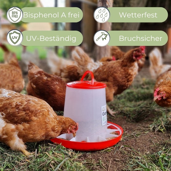 Hühnerfutterautomat mit Tragegriff auf einer Wiese mit Hühnern sowie Symbolen für Bisphenol A frei, wetterfest, UV-beständig und bruchsicher.