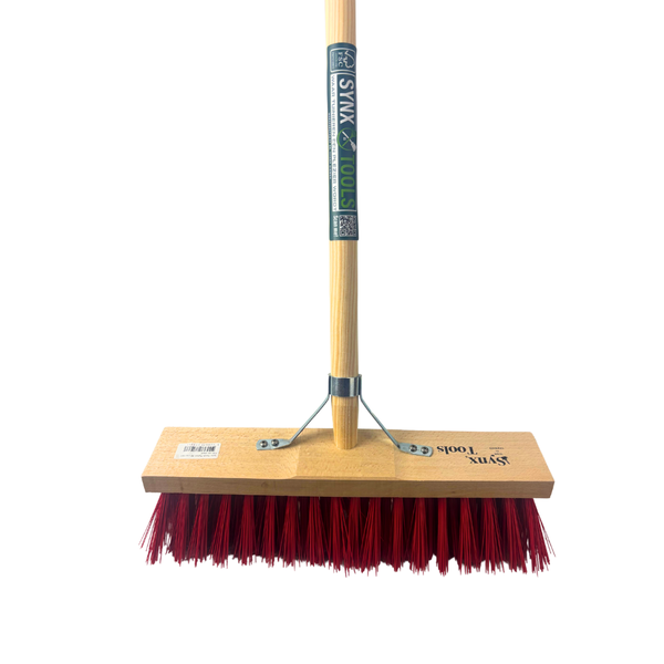 Besen mit Holzstiel und roten Borsten