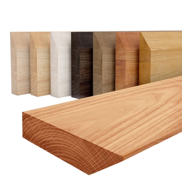 Holz-Sockelleisten mit abgeschrägter Oberkante in verschiedenen Holzmaserungen und Oberflächen.
