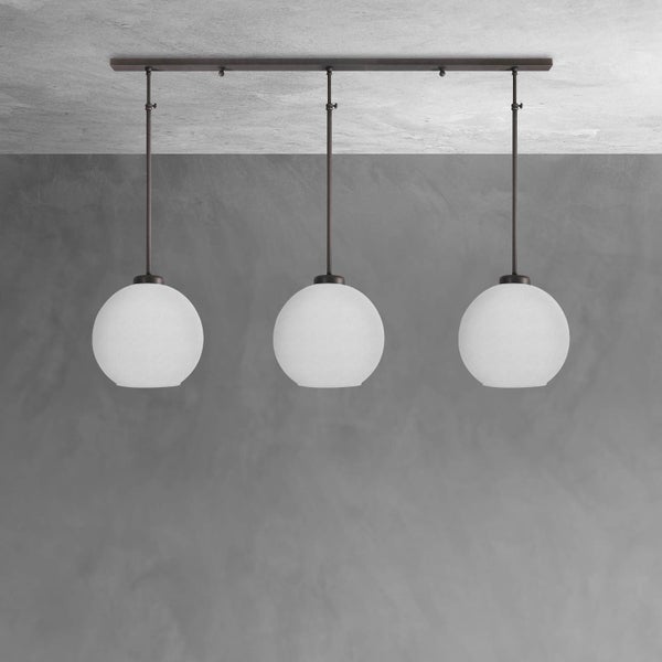 Pendelleuchte mit drei weißen Kugelschirmen