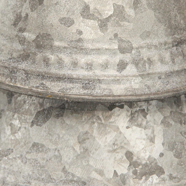Detailaufnahme einer verzinkten Metalleimer Oberfläche mit typischer Zinkstruktur