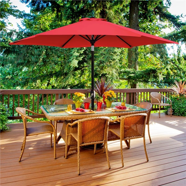 Szene mit Esstischgarnitur unter einem Sonnenschirm im Garten