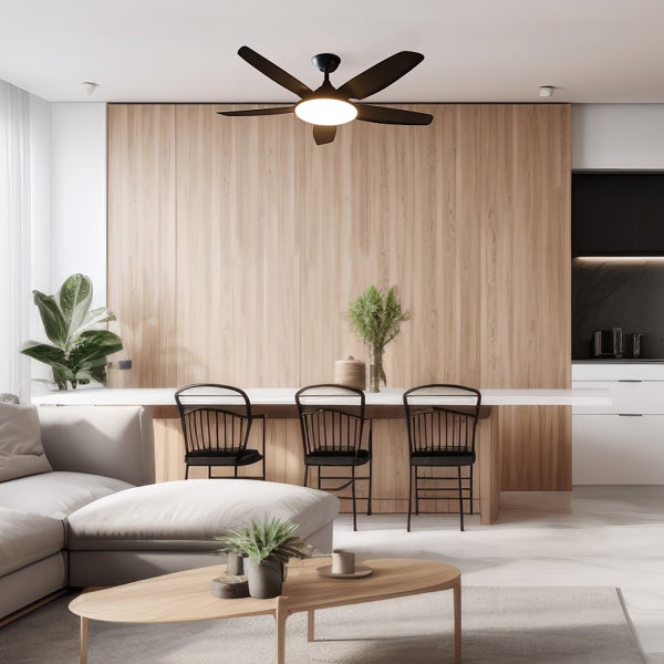 Moderner Wohnbereich mit schwarzem Deckenventilator mit Leuchte über hölzerner Theke mit drei Stühlen, Sofa und Couchtisch.