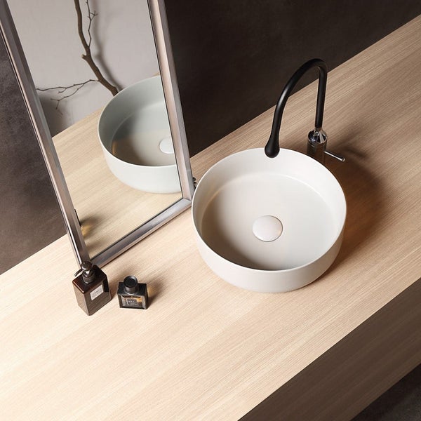 Aufnahme eines Aufsatzwaschbeckens mit Armatur und Spiegel auf einer Arbeitsplatte