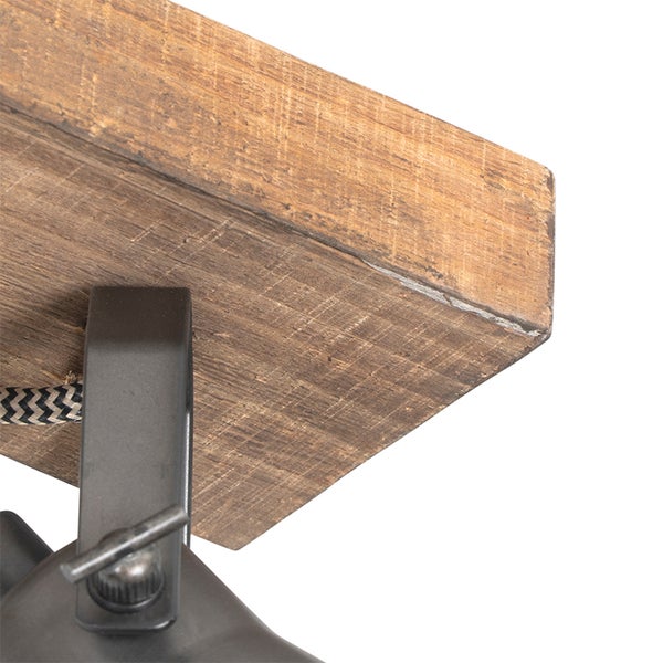 Detailansicht einer Wandleuchte mit Holzregal und Metallelementen.