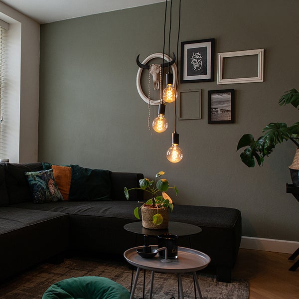 Wohnzimmer mit Sofa, Couchtisch und Pendelleuchte