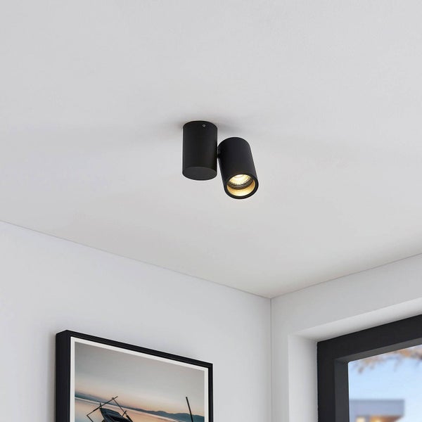 Schwenkbarer Deckenstrahler zur flexiblen Raumbeleuchtung