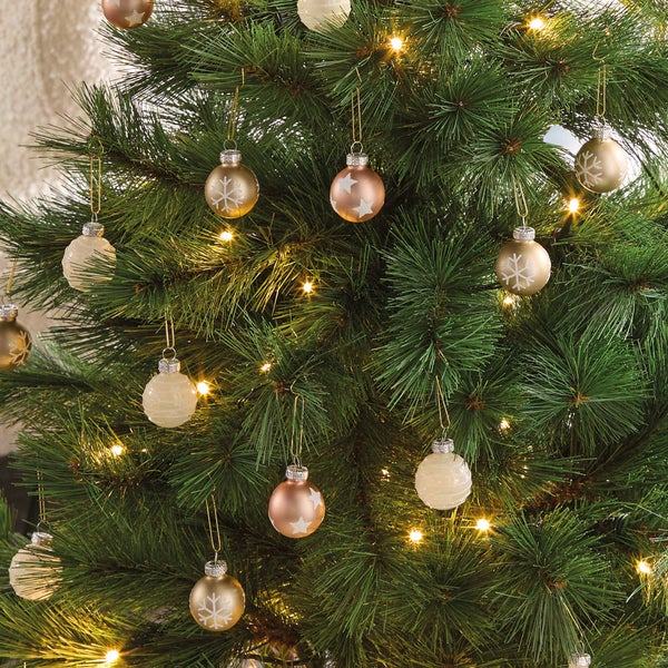 Weihnachtsbaum mit verschiedenen dekorativen Christbaumkugeln mit Stern- und Schneeflockenmotiven und integrierter Lichterkette