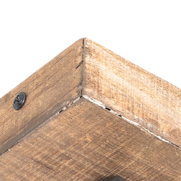 Detailansicht einer Ecke eines Holzregals