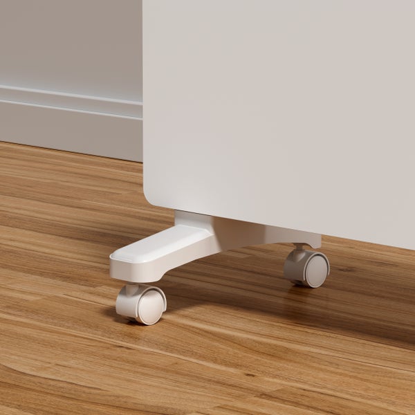 Detailaufnahme eines Schrankes mit Rollen auf einem Holzboden