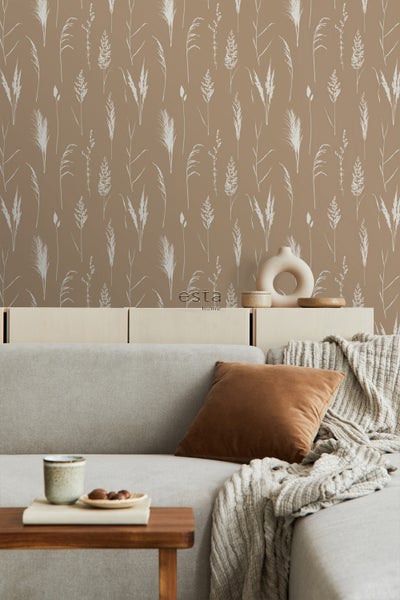 Wohnzimmer mit Tapete mit Gräserdruck, Sofa und Holztisch