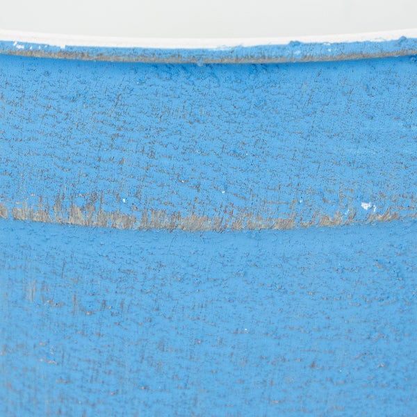 Nahaufnahme einer blauen strukturierten Oberfläche mit feinen Rissen und verwitterter Optik.