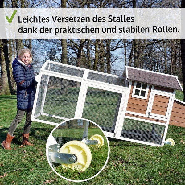 Mobiler Hühnerstall aus Holz mit Drahtgitter und stabilen Rollen für einfaches Versetzen auf einer Wiese.