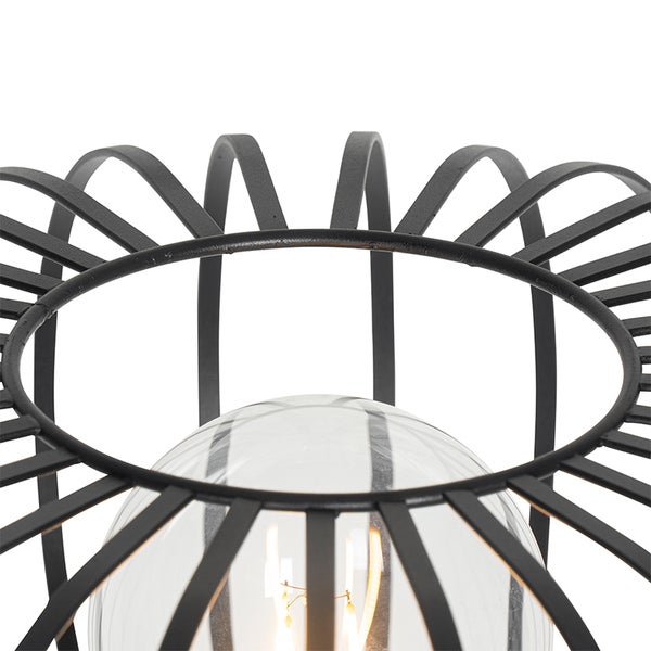 Detailansicht einer Deckenleuchte mit schwarzem Metallgestell und Glühbirne