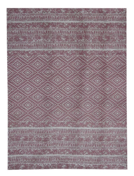 Rechteckiger Teppich in Rosa mit geometrischem Rautenmuster und gemusterten Bordüren.