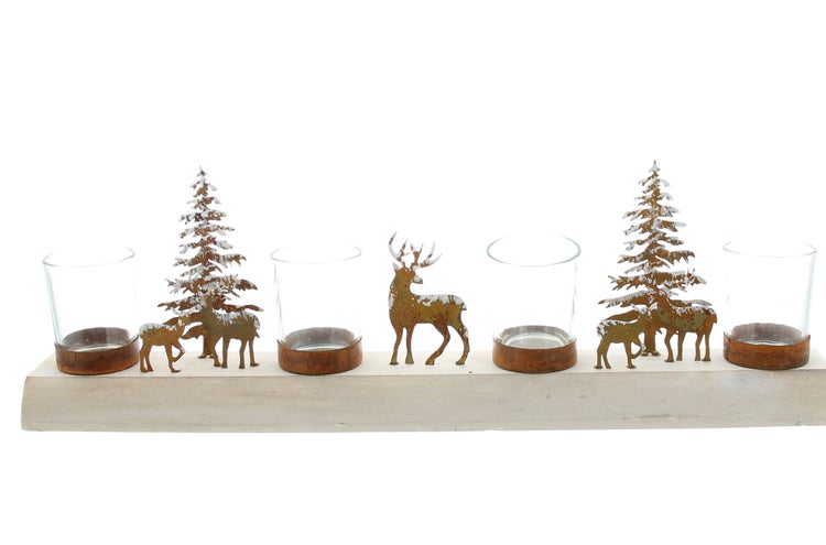 Dekorativer Kerzenhalter mit Hirsch- und Tannenbaum-Motiven auf Holzsockel.