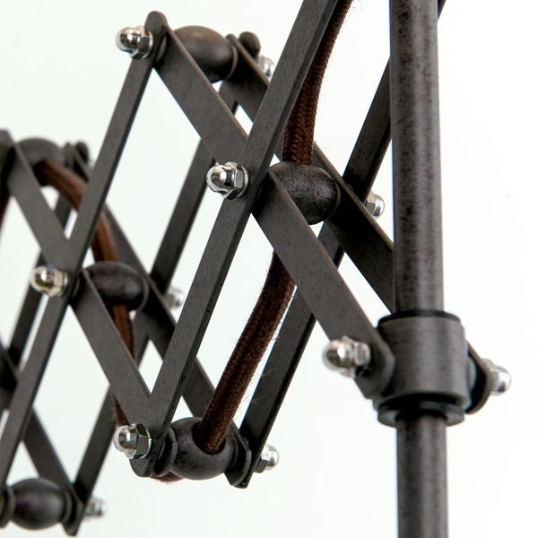 Detailaufnahme einer Scherenlampe mit braunem Kabel