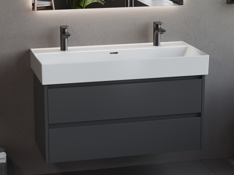 Wandhängender Badunterschrank in Anthrazit mit zwei Schubladen und weißem Doppelwaschtisch inklusive zwei schwarzen Armaturen.