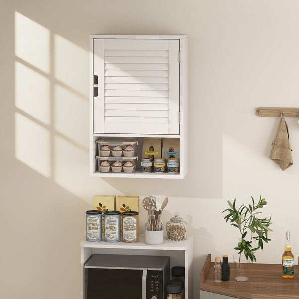 Weißer Küchen-Wandschrank mit Lamellentür und offenem Fach, montiert in einer hellen, organisierten Küche über einer Mikrowelle.