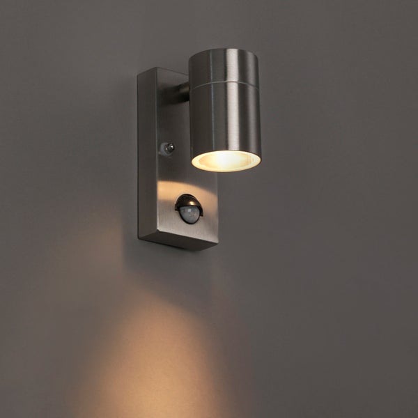 Moderne Wandaußenleuchte aus Edelstahl mit Bewegungsmelder und nach unten gerichtetem Licht.